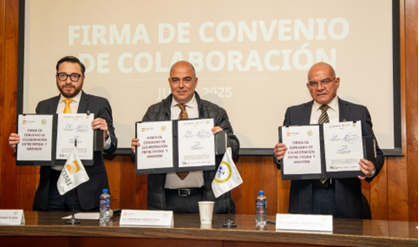 Director de FIFOMI, Director de Industrias Extractivas y presidente de AIMMGM muestran el convenio, portándolo en sus manos., Imagen