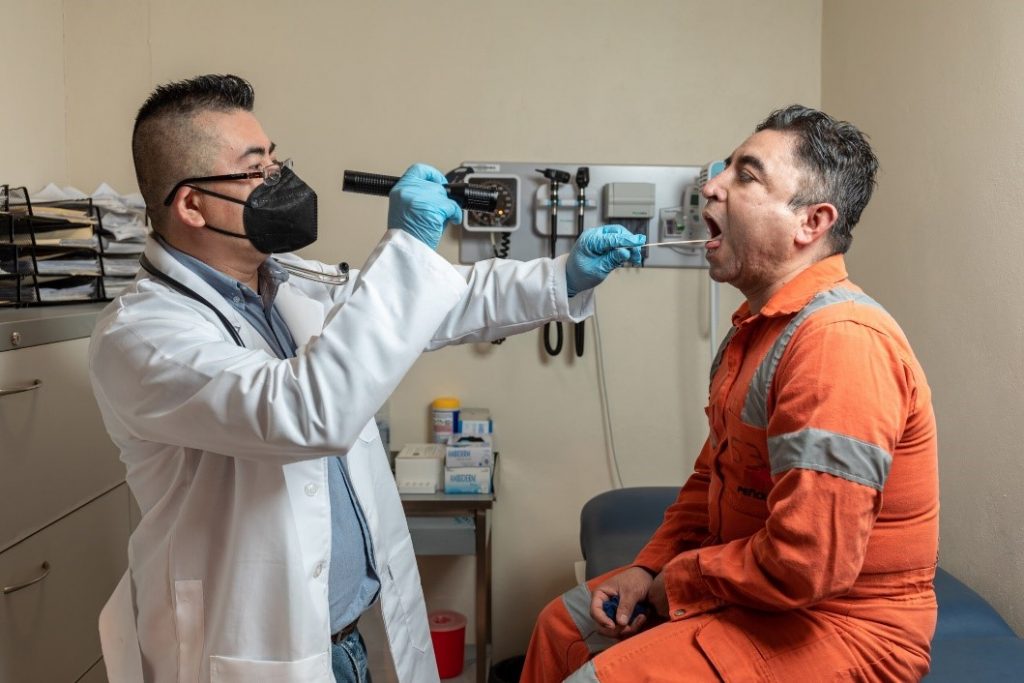 Médico atendiendo a minero, Imagen