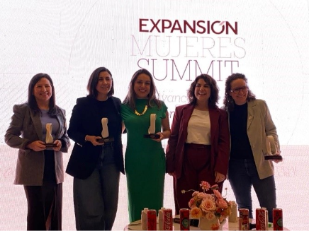 Puede ser una imagen de texto que dice "EXPANSION MUJERES SUMMIT NIT lvanc"