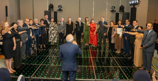Puede ser una imagen de iluminación, estrado y multitud