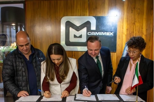 Karen Flores, directora de Camimex y Pedro Rivero, presidente de Camimex, y Patricia Herrera, directora del IMTA