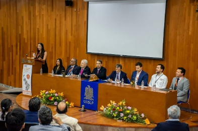 Puede ser una imagen de una o varias personas, estrado y texto